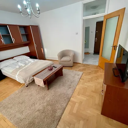 Cu Balcon Apartman